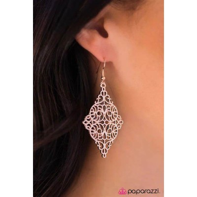 I Filigree Like Dancing! Gold Earring